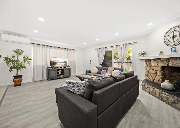 Dreamy & Relaxing Gem With Backyard - 12Mins To Dt La