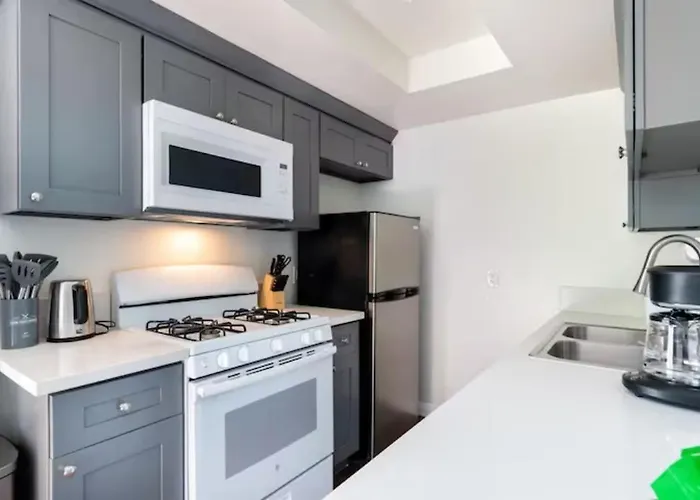 New Renovated Spacious 3 Bedroom Near Dt Alhambra