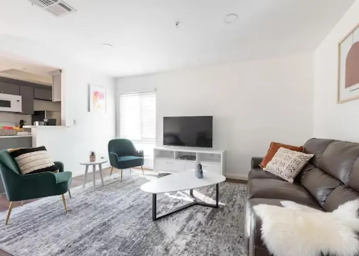New Renovated Spacious 3 Bedroom Near Dt Alhambra