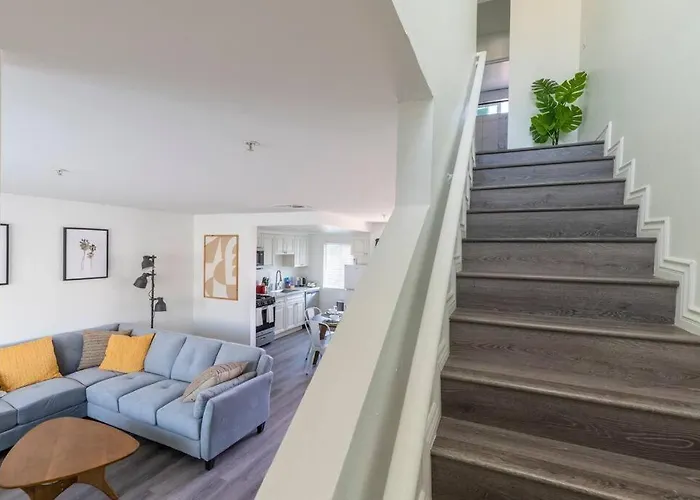 Modern 2Br Condo With King Bed & Balcony Near La